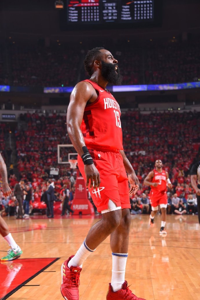 孔帕尼：定位球？我们有自己的优势，也会分析需要改进的地方（孔帕尼谈定位球：我们有优势，也会找出并改进短板）