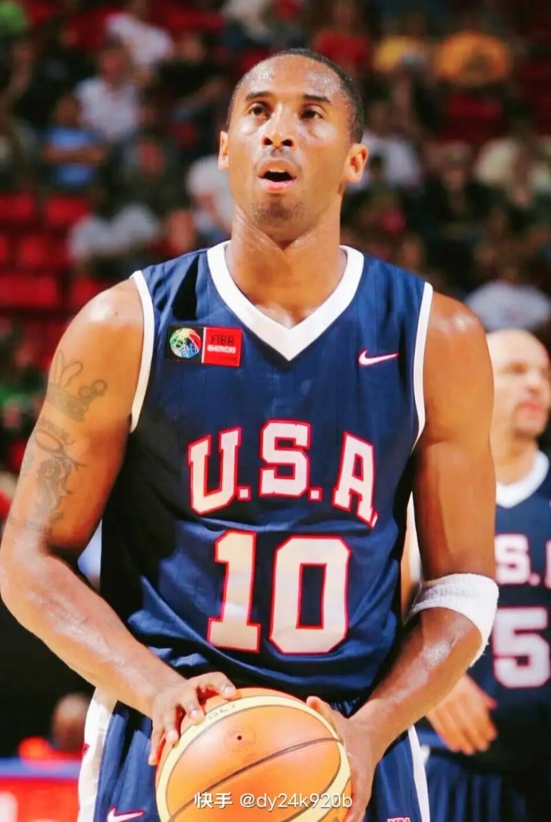 尤文航班延误，挪威当地球迷抓紧机会在机场与他们合影留念（尤文航班误点，挪威球迷趁机在机场合影）