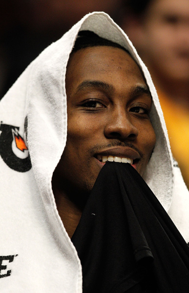 世体：皇马过度依赖库尔图瓦和姆巴佩，其余球员表现平平（世体：皇马对库尔图瓦和姆巴佩依赖过深，其余球员缺少亮点）