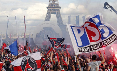 脚后跟停球+倒钩解围，阿拉伯杯上阿尔及利亚一后卫防守尽显球技（阿尔及利亚后卫阿拉伯杯秀防守：脚后跟停球+倒钩解围）